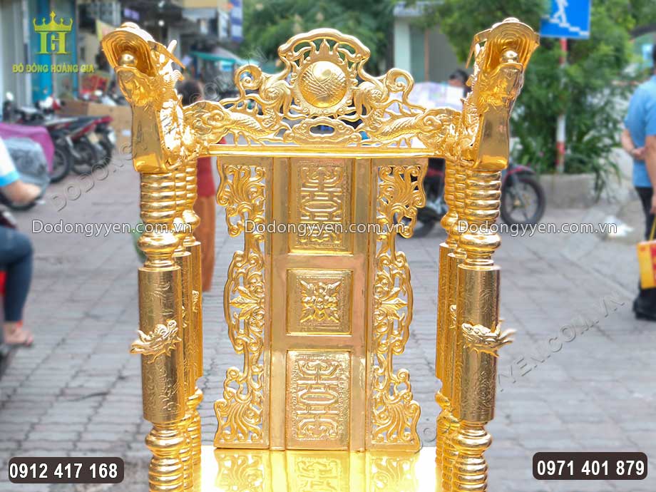 H&igrave;nh ảnh đ&ocirc;i rồng chầu ra b&ecirc;n ngo&agrave;i, miệng ngậm ngọc được chạm khắc sắc n&eacute;t